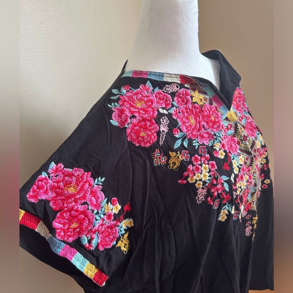 Savanna Jane Top with Floral Embroidery - Size Large - Picture 2 of 4